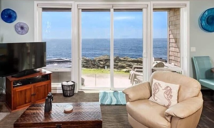 Depoe Bay Condo | Oceanfront, Whales & Hot Tub - The Pointe