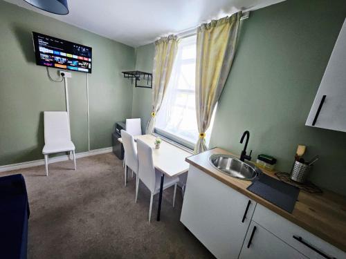 Southsea Apartment | OceanNest-3 Bedroom Apartment free parking, EV 22kW