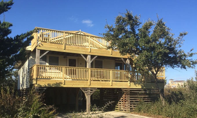 Kill Devil Hills House | Oceanside, 3 minute walk to the beach, hot tub, screened deck and rooftop deck.