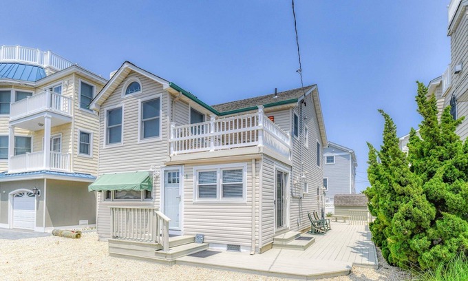 Peahala Park House | Oceanside Charm! n2025 UPDATE! BRAND NEW CENTRAL AC AND ANDERSON WINDOWS!