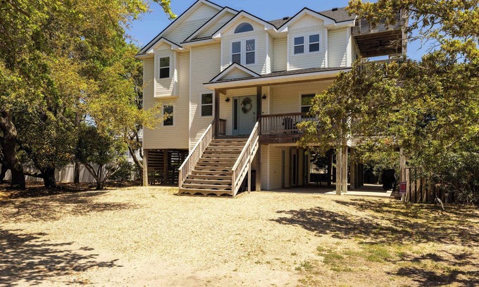 Duck House | Oceanside Duck Retreat w Pool, Spa, Mins to Beach!