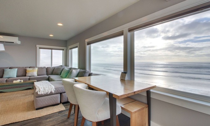 Oceanside Condo | Oceanside Inn 1: Oceanfront w/2 primary suites!