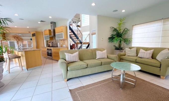 Lido Beach House | Oceanview beach house with private beaches