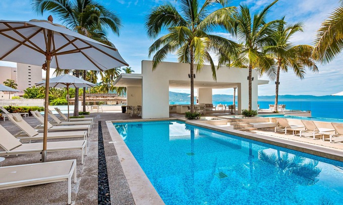 Las Glorias Condo | Oceanview Escape w/Gym & Hot-tub
