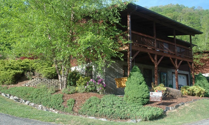 Maggie Valley Cabin | OCT SPECIALS 1-4/12-14/18-21 Mt Views Attached Garage, Flat Parking, Pet Fee.