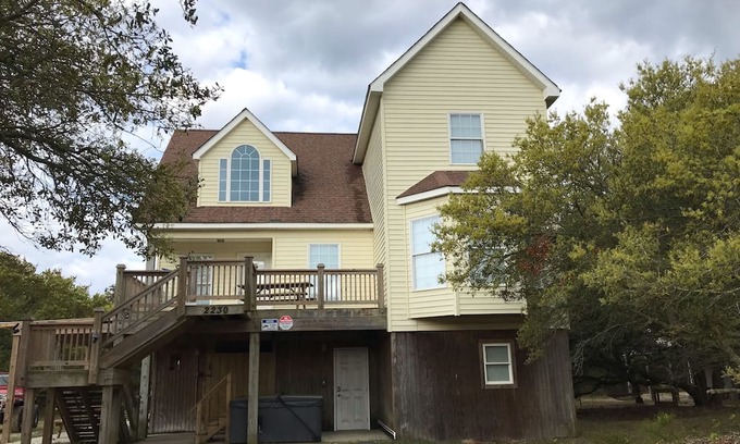 Carova Beach House | Octopus Oasis Carova Beach OBX WILD HORSES. 4x4/AWD is needed to access house.