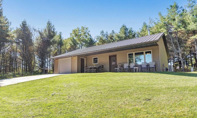 Krakow House | Off-Grid Family Farmstead Retreat. Farm Tours + Animal Feeding, Pet Friendly!