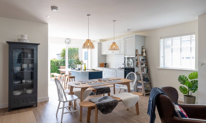 Rhosneigr House | Off the Hook - A 3 bed, pet-friendly Anglesey holiday home