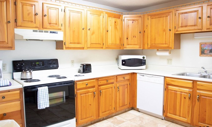 Bartlett Condo | Official Seasons RMC Condo 16G - 2 bedrooms + loft - sleeps 9 - Dog Fees