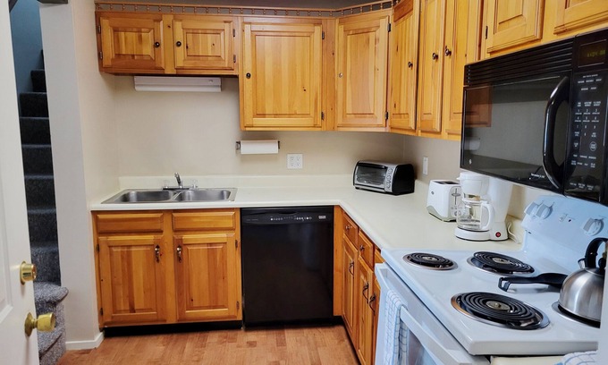 Bartlett Condo | Official Seasons RMC Condo- 1 Bedroom + Loft- Sleeps 10 - No Fees