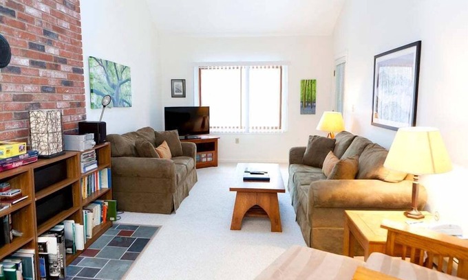 Bartlett Condo | Official Seasons RMC Condo - 2 bedrooms + loft - sleeps 8 - Dog Fees