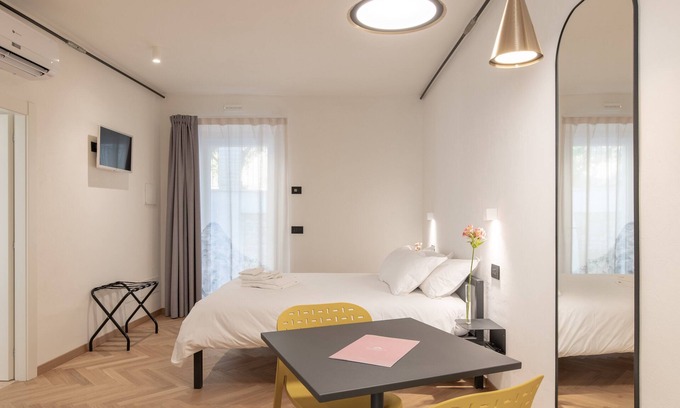 Fermo Bed & Breakfast | OGNISSANTI SUITES - SIBILLA SUITE, suite with a double-bed and private bathroom