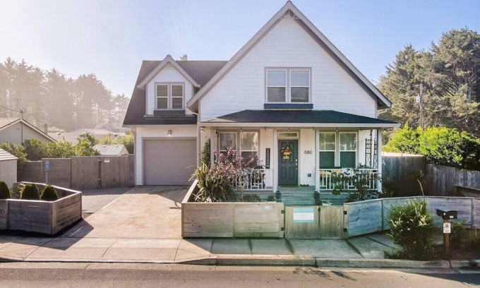 Lincoln City House | Ohana Beach Park- Pet Friendly Fenced Yard Hot Tub