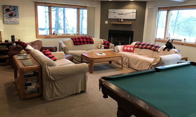 Ludlow House | Okemo Family Ski House - Sleeps 13 - Walk to Sachem trail - 100 yds