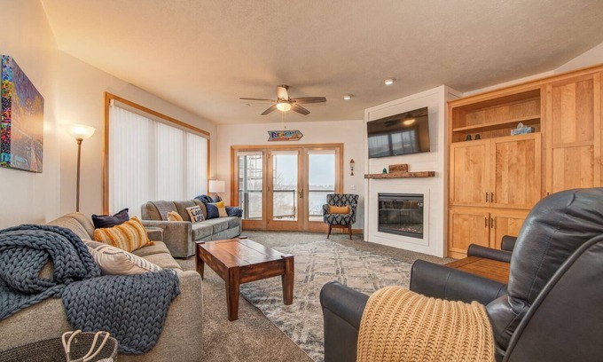 Arnolds Park Condo | Okoboji Sweet Retreat at Bridges Bay Resort - 6 bed, 2 bath, & lake view condo