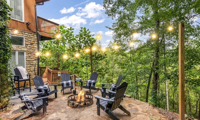 Helen Cabin | Oktoberfest Sale! 2 min to Helen! Fire Pit! Hot Tub!