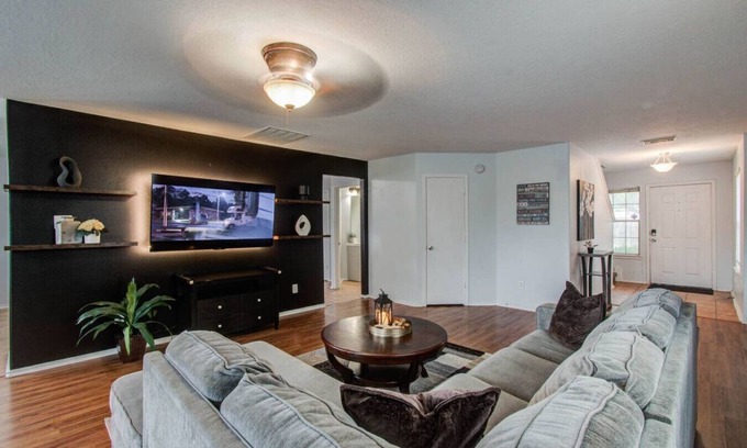 Houston Apartment | Oland -FUN Getaway: 4BR, King Suite, Arcade, 2 SmartTVs
