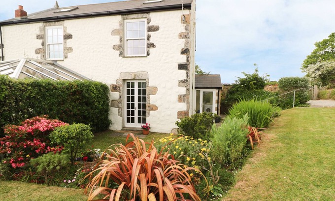 Saint Erth Praze Cottage | OLD CHAPEL COTTAGE, pet friendly, with a garden in Praa Sands