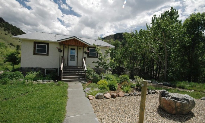 Pray House | Old Chico Cottage, Creekside and Hot Water Springs