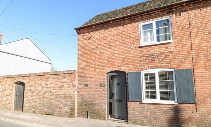 Ashbourne Cottage | OLD END COTTAGE, romantic, with a garden in Ashbourne