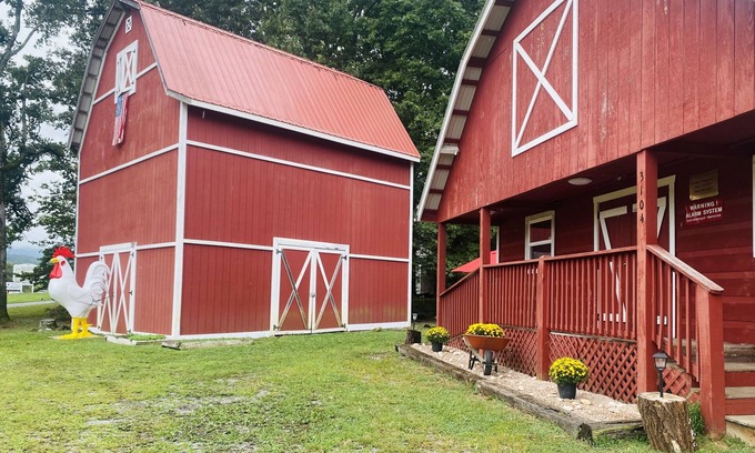 Gatlinburg - Pigeon Forge Cabin | Old Macdonald's Barn-dominium.Mountain view w/plenty of parking