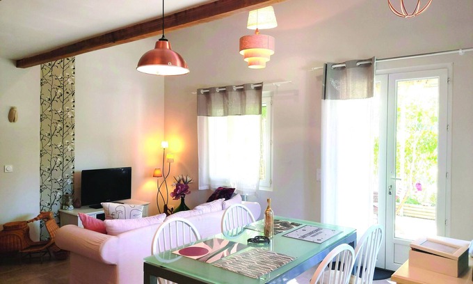 Chateaurenard Other | Old stable, completely renovated into a bright, comfortable apartment