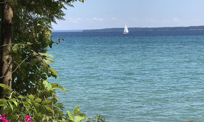 Suttons Bay Cottage | Old Stoney Beach - Waterfront