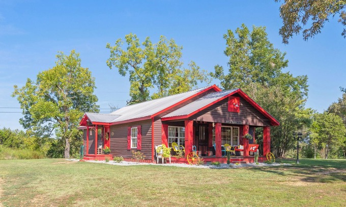 Lexington Cabin | Old Tennessee Homeplace between Jackson and Lexington, TN, 12 minutes from I-40