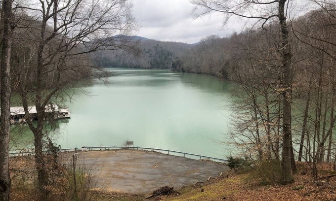 Byrdstown Cabin | Old Timer only a few steps from East Port Marina and Dale Hollow Lake Tennessee