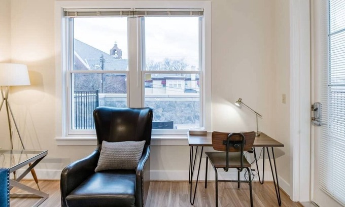 Old Town North Apartment | Old Town Alexandria ♥︎Outdoor Patio ♥︎ 4kTV ♥︎WIFI