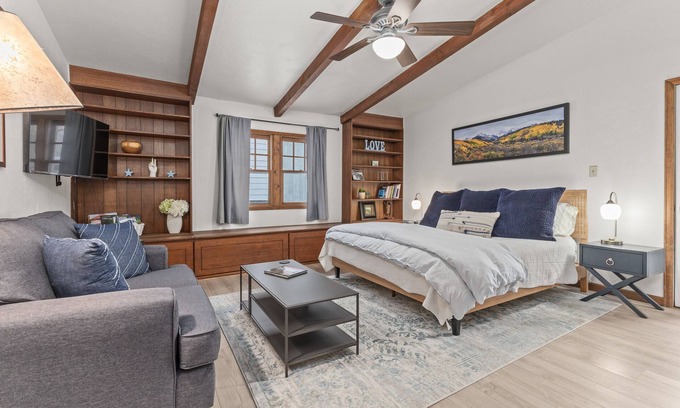 Old Town House | Old Town Hideaway- Walk to it all! 1 block away- hot springs, grocery, free bus.