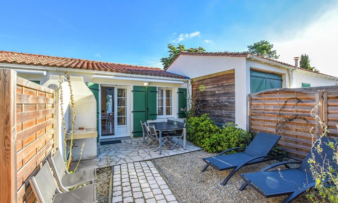 Sainte-Marie-de-Re House | Old vacation home in Labaroche with jacuzzi
