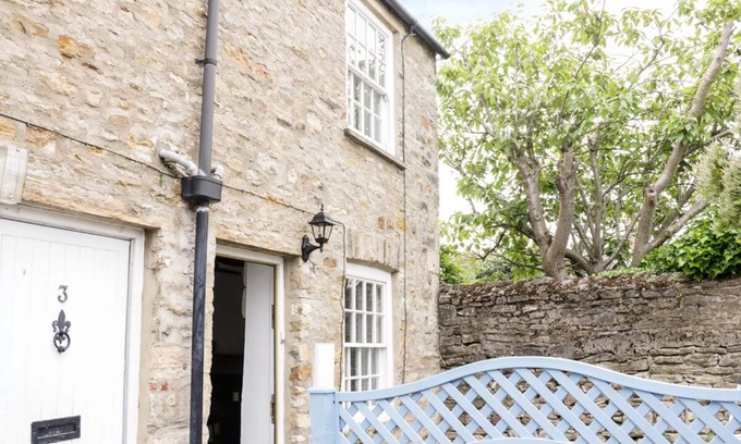 Richmond Cottage | OLIVE COTTAGE, romantic, character holiday cottage in Richmond