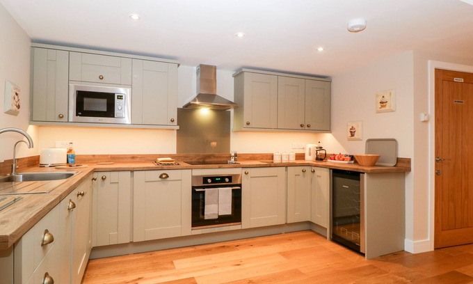 Langport Cottage | OLIVE TREE COTTAGE, pet friendly, with a garden in Langport