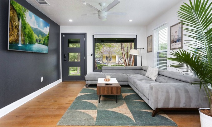 Tobin Hill House | OMG! Private Pool and Hot Tub Paradise! * 4/3 Beautiful Entire House * The Pearl & Downtown Attract