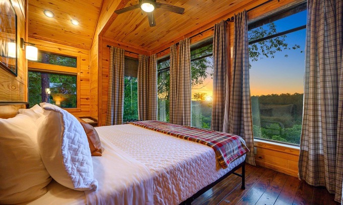 Broken Bow Cabin | OMG Views 5min>Hochatown Hot Tub Firepit Deck King Bed Tile Shower