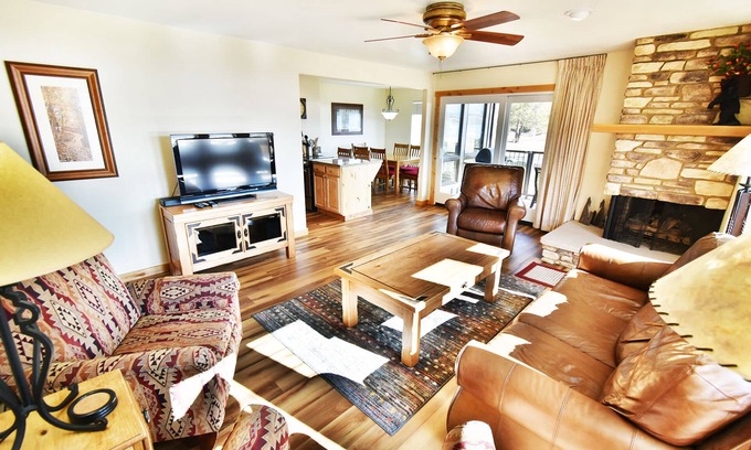 Dillon Condo | On Lake. Ground Floor, End Unit. Big Pool, Hot Tubs! Walk to Concerts, Marina