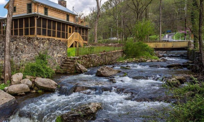 Gatlinburg Cabin | On Roaring Fork Stream/1 Mile To DwTn Gatlinburg