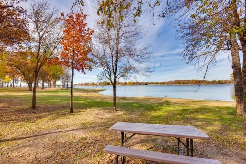 Cayuga Apartment | On-Site Fishing Pier Pet-Friendly Kerens Cabin!
