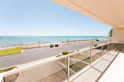 Glenelg North Apartment | On The Beach - Glenelg, Sea Views - close to Cafes, Shopping