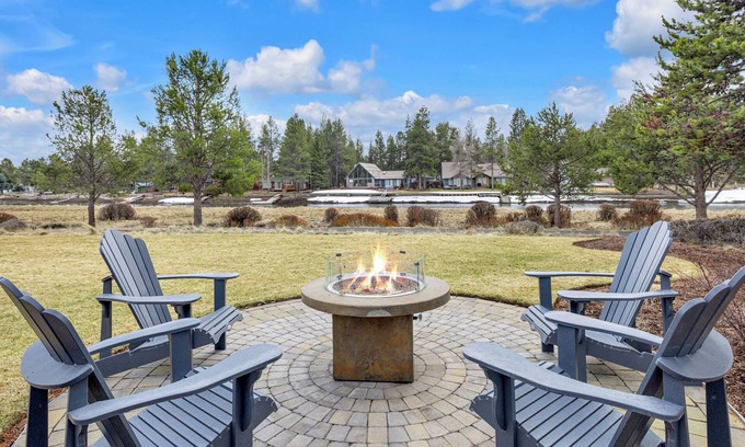 Three Rivers House | On the river with spectacular views of the big Deschutes, AC, water toys!