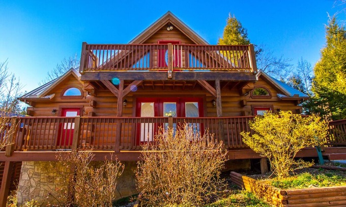 Gatlinburg Cabin | On the trolly stop! Minutes to town 5 king rooms, game room & pet friendly