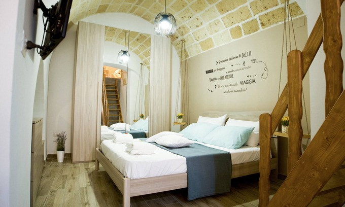Centro Storico House | Once upon a time. Apartment with typical star vault and barrel vault.