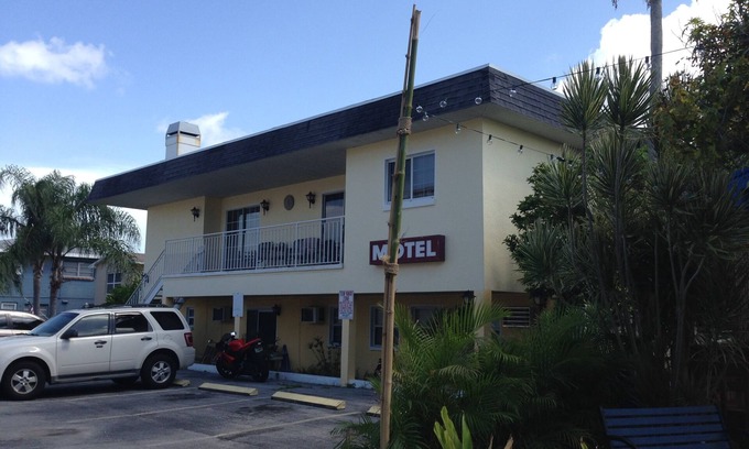 Sunset Reef Hotel | ONE BEDROOM APARTMENT NEWLY RENOVATED FEW STEPS FROM THE BEACH