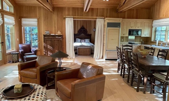 Sun Valley House | One Bedroom Cabin Queen Size Bed