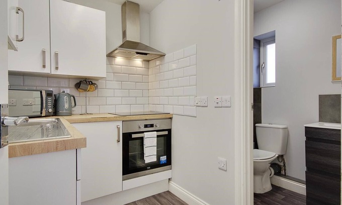 Poole House | One Bedroom House with WiFi and Netflix