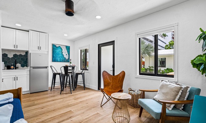 Downtown Fort Lauderdale Apartment | One Bedroom King Suite in a Tropical Retreat Freedom House FTL Suite 6