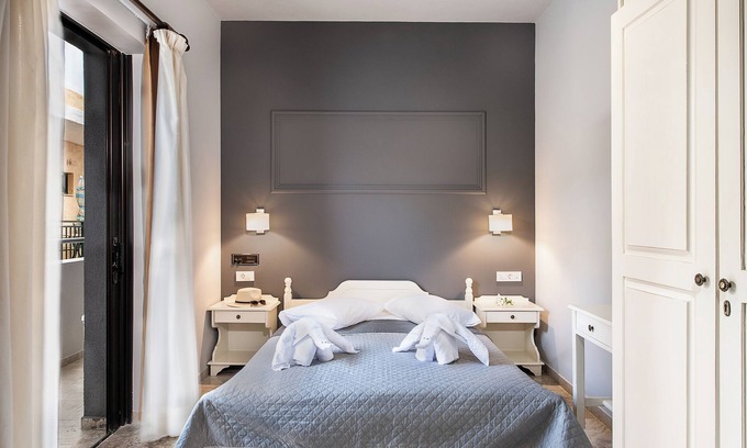 Kato Stalos Apartment | One bedroom Sea View Apartment with kitchennette