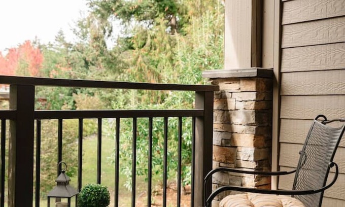 Regional District of Nanaimo Apartment | One Bedroom with Hot Tub & Beach Access Unit B