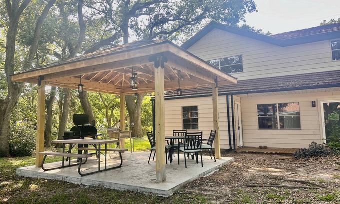 Bacliff House | One block from the Ocean and 8 minute drive to Kemah